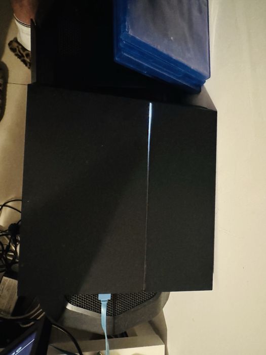 PS4 Fat cu sigilii 2 controller originale V2 isi face treaba inca