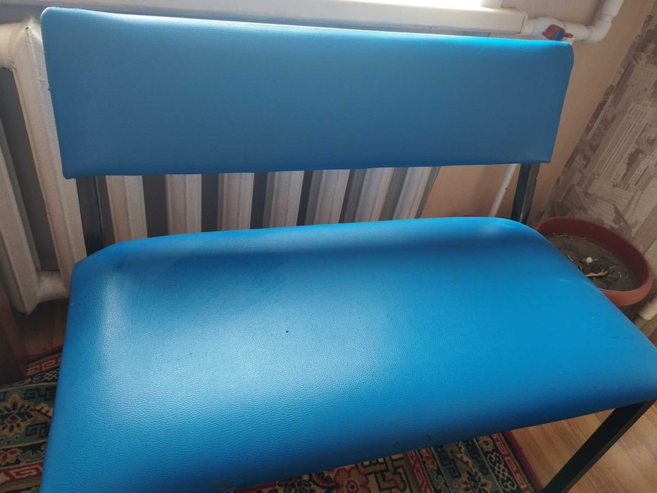 Банкетка со спиной с железными ножками