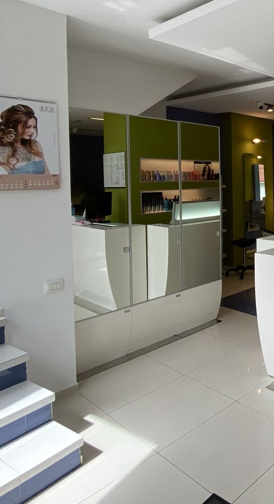Vand combina cosmetica, pat cosmetic, mobilier pentru salon