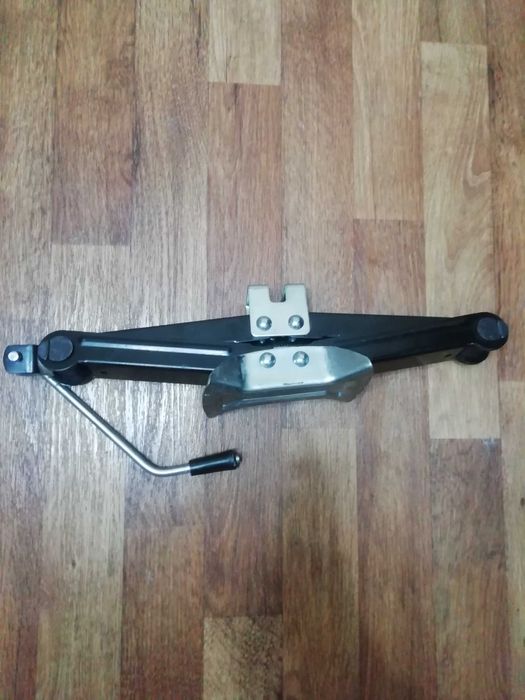 Домкрат  1 т. 4000 тенге