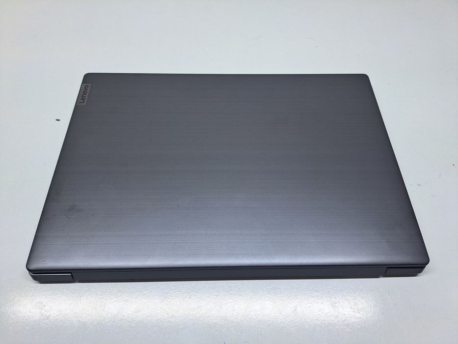 Lenovo V15 G1.