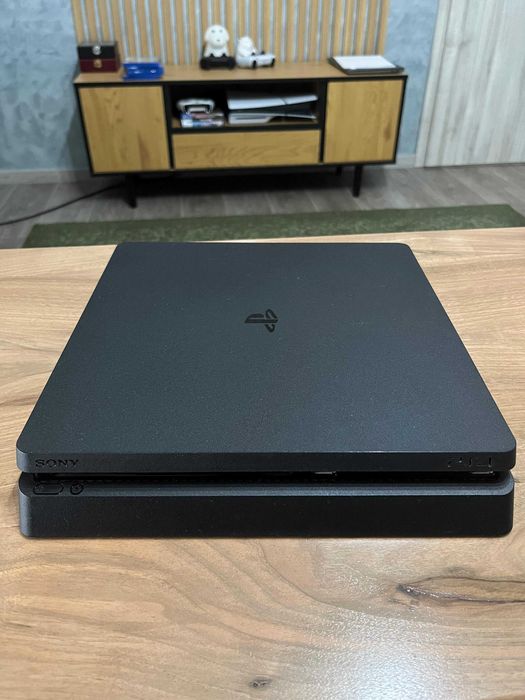 PS4 Slim 500 Gb -- 2 Controllere -- 4 jocuri