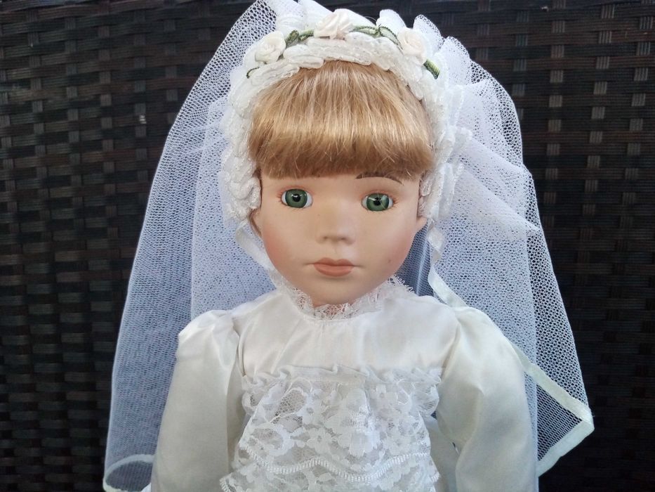 Колекционерска порцеланова кукла - булка