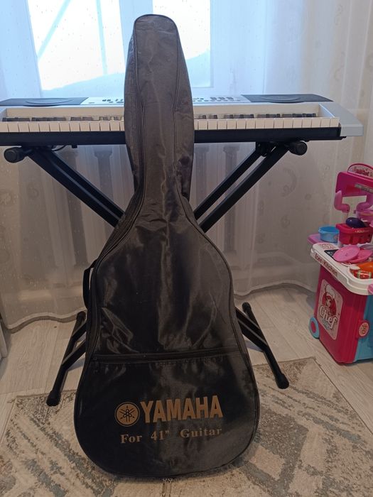 Продам акустическую гитару с чехлом.