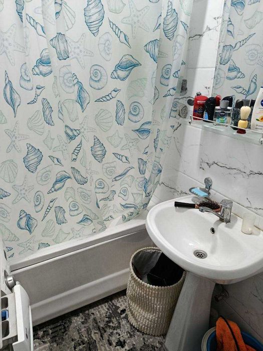 Продаётся 1-комнатяная переделанная в 2-х квартира на Олмос махалле