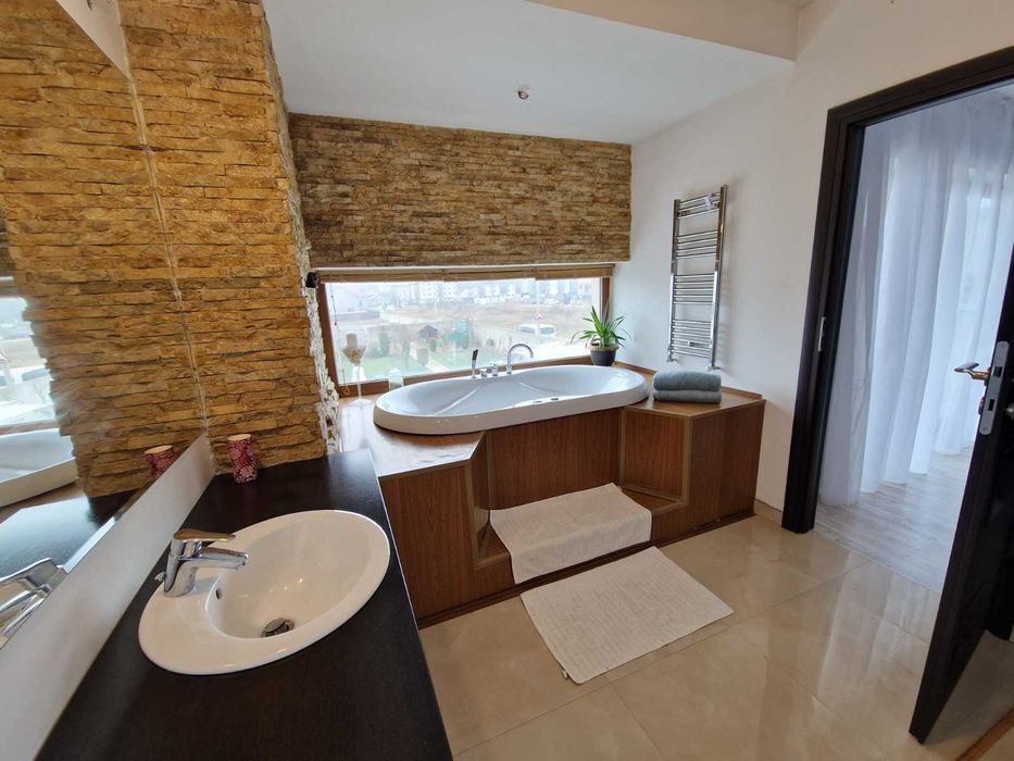 VIla 4 camere de inchiriat, incalzire in pardoseala, curte 800 m²