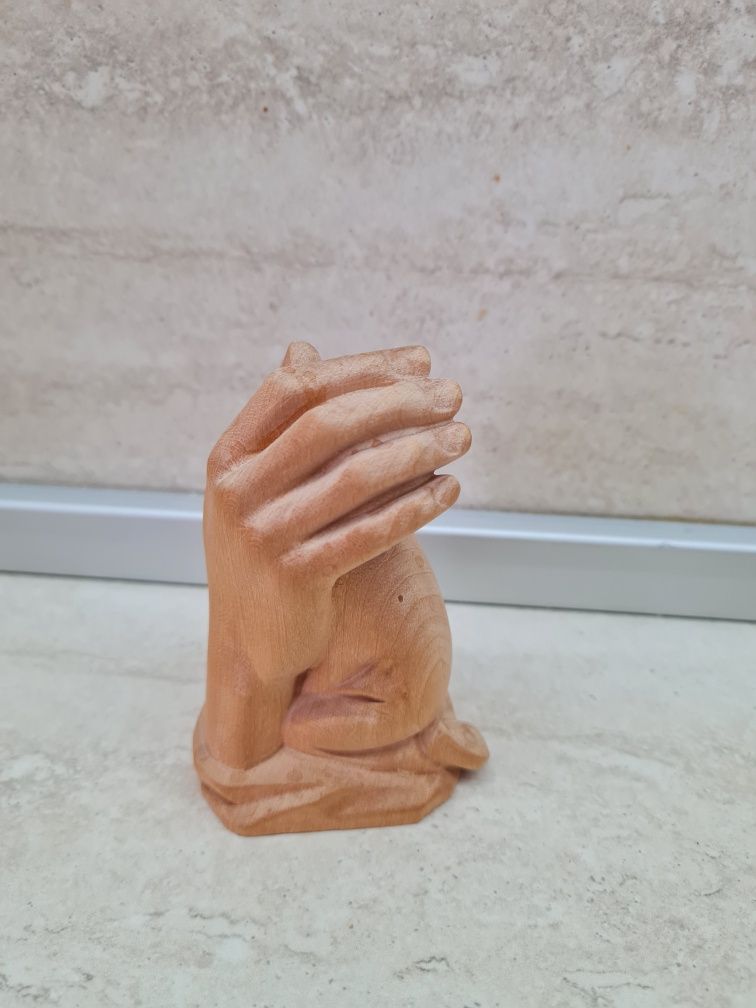 Статуята "Ръката на покровителката"