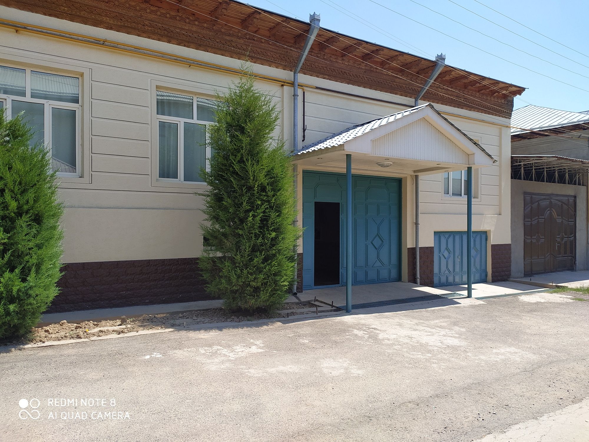 Xovosi zor joyda 8 sotix 8 ta xonali pishgan gishtan qurilgan