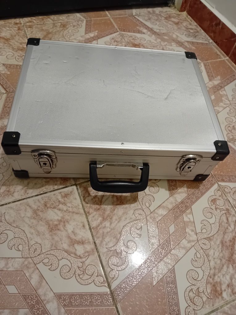 Cutie din aluminiu