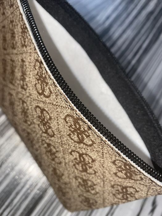 Guess portfard / clutch monogram 4G, bej, cu curelușă