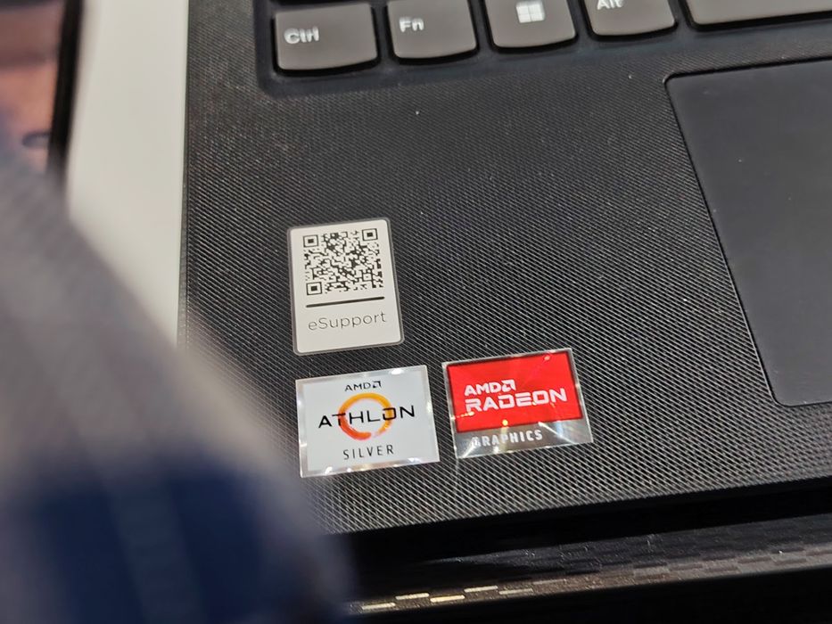 Noutbuk sotiladi Lenovo