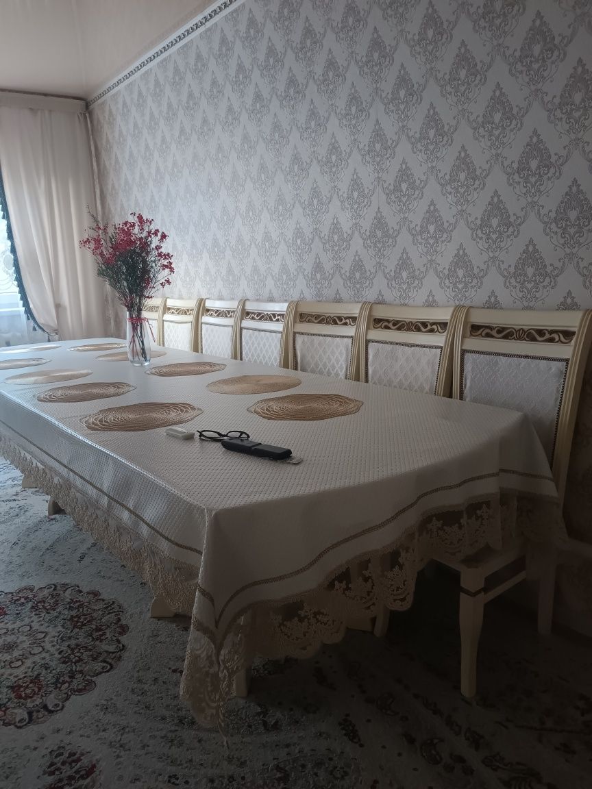 Продам Стол и стулья