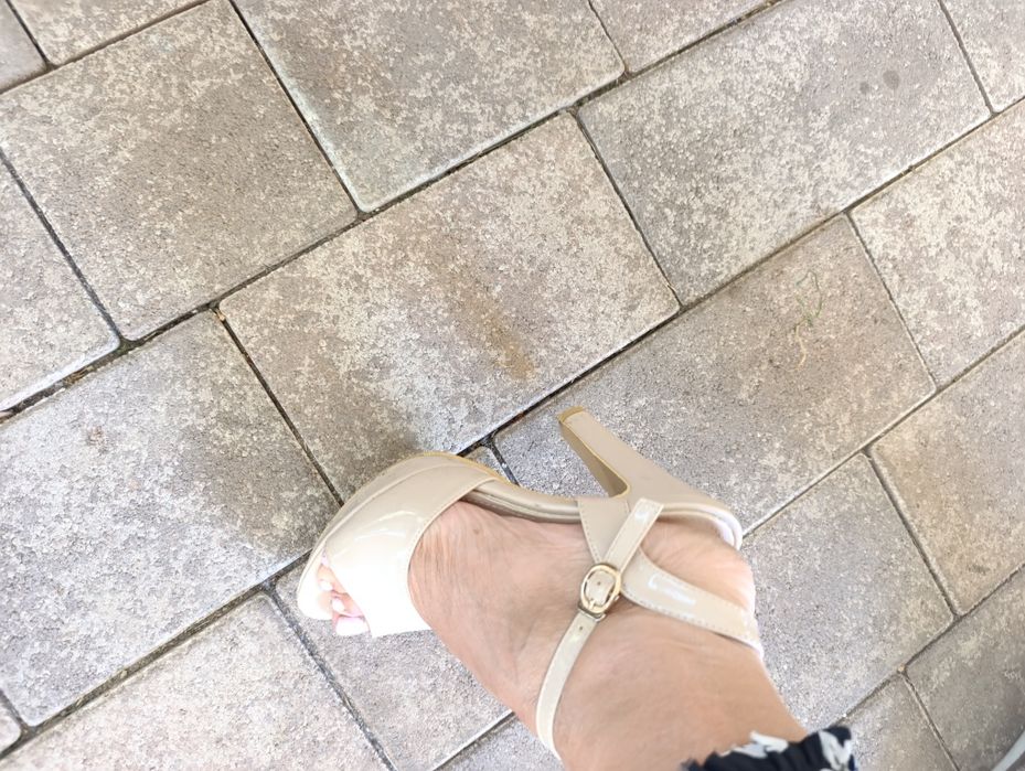 Vând pantofi cu toc înalt pentru ocazie evenimente