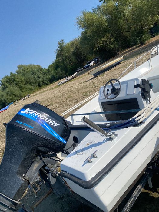 Barcă cu motor mercury