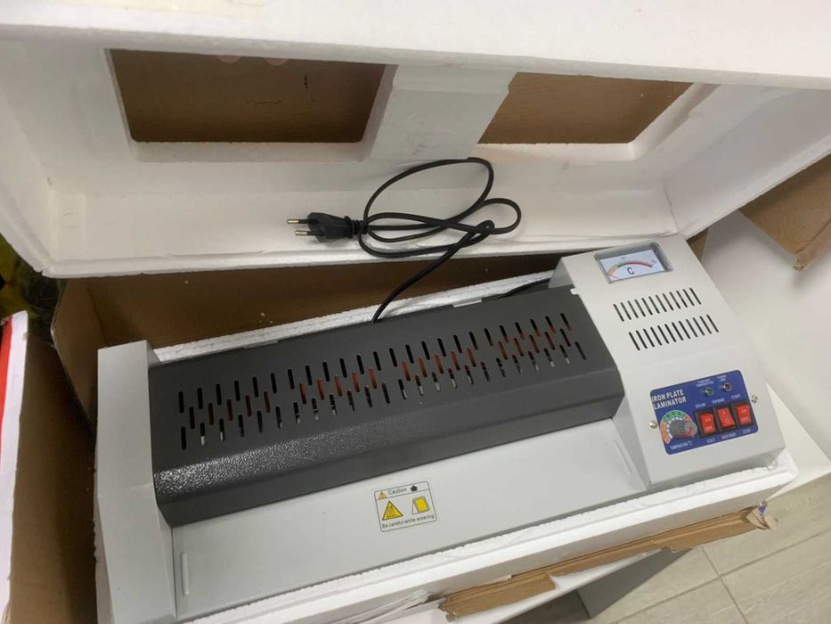 Продаю профессиональный ламинатор Royalite RY-330, новый, в упаковке.