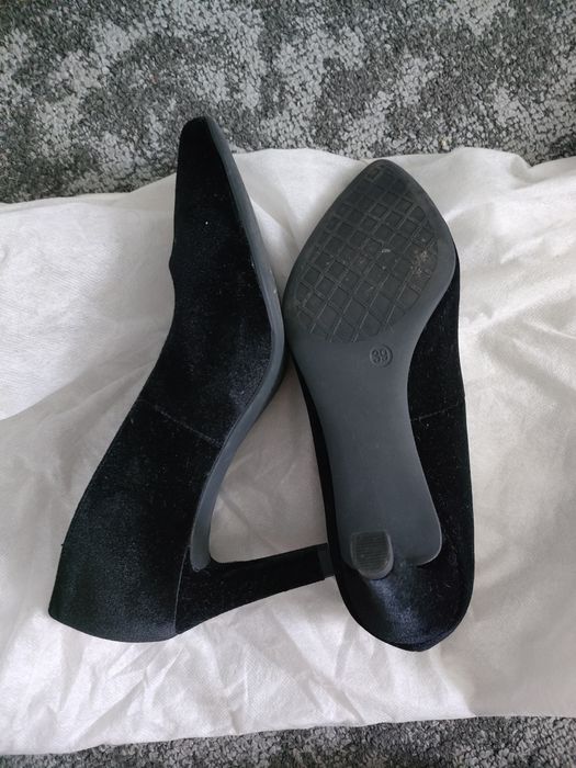 Vand pantofi negri catifea, purtați o singura data