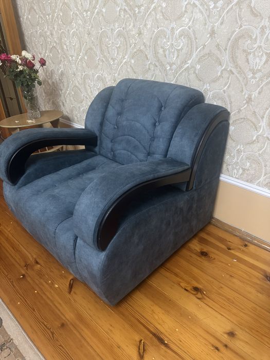 Кресло синего цвета продам