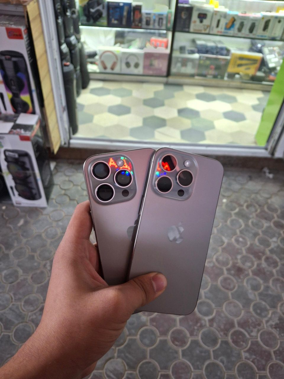 iPhone 15 Pro (Titanium)