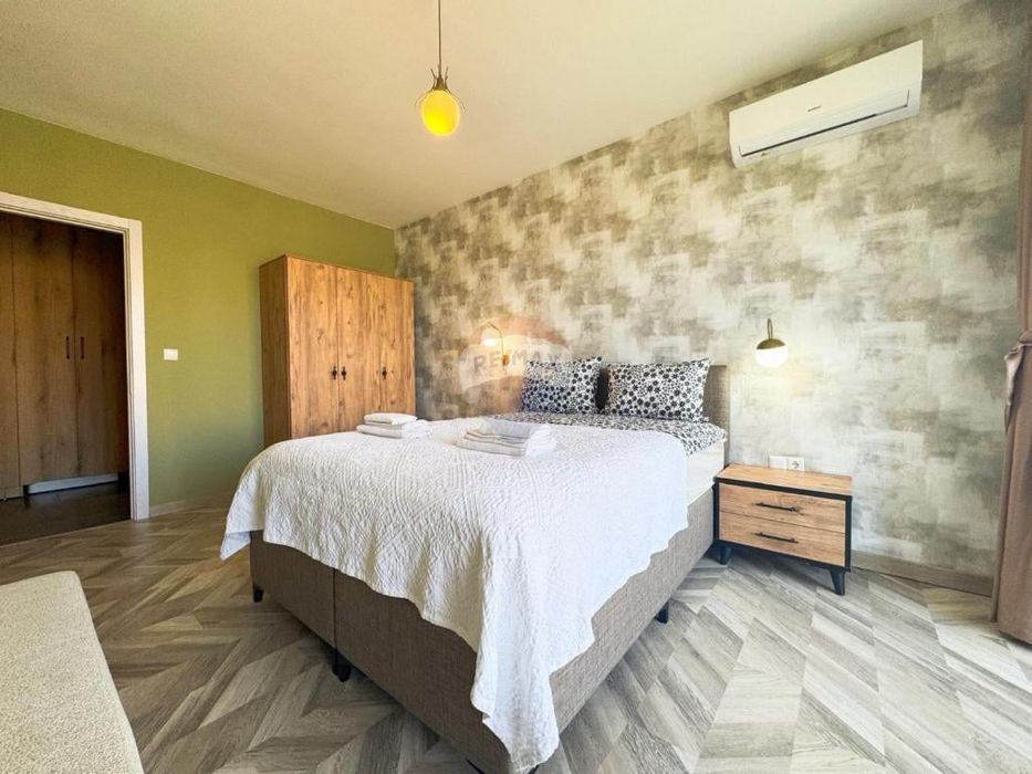 Дава се под наем Двустаен апартамент в к.к. Св.Св. Константин и Елена - 68 кв.м за 657.9 € - Снимка #1