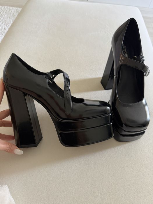 Черни лачени обувки с ток