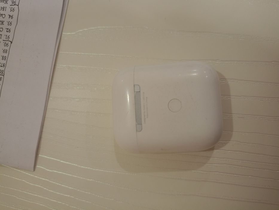 срочно продам наушник Airpods!