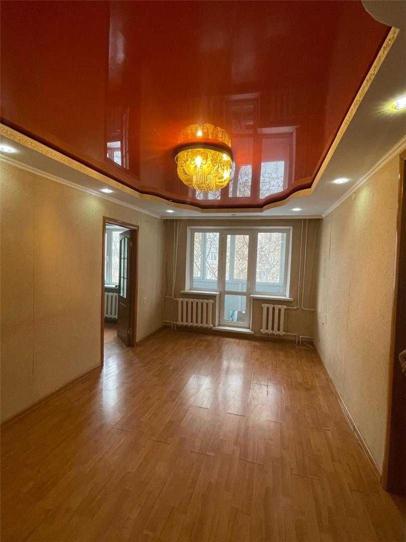 -ПРодам 2 комн на 1 микрорайне. Этаж средний. Не угловая.