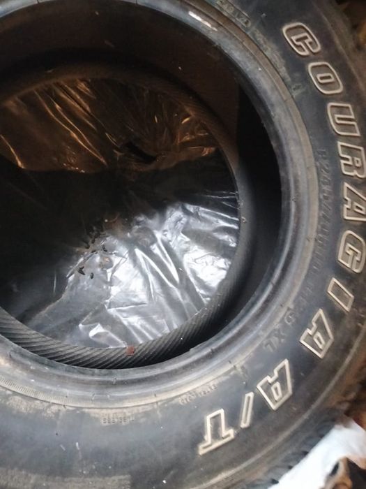 Продам комплект  резины.