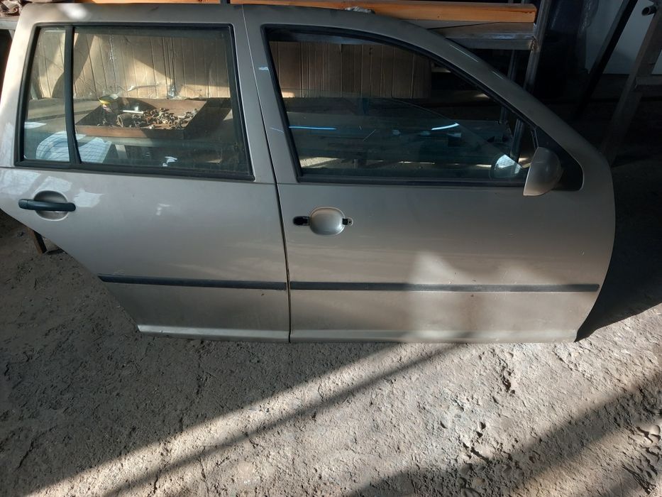 Usi Fata/Spate Drapta  Golf 4