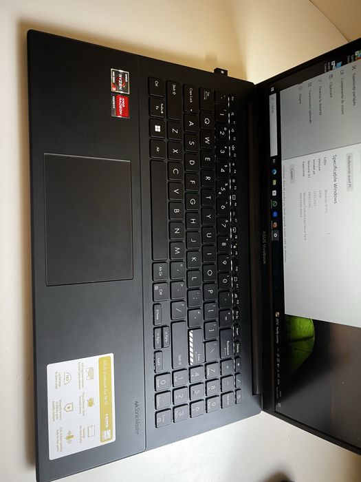 Vând laptop ASUS. În garantie! Cadoua masuta de laptop!