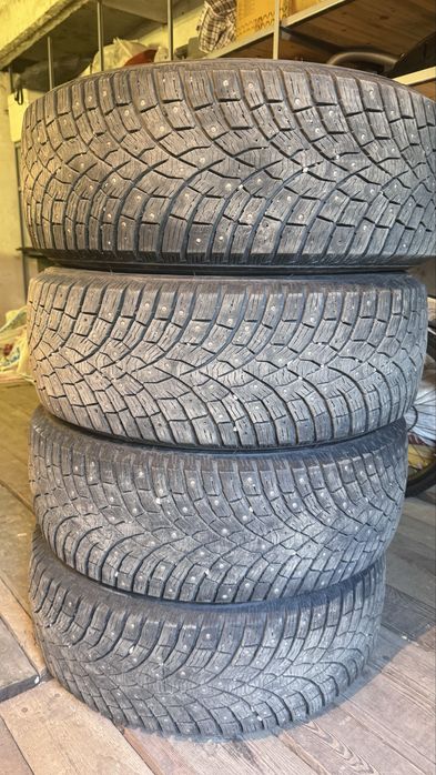 Продам зимнюю шипованую резину 265х65х17.