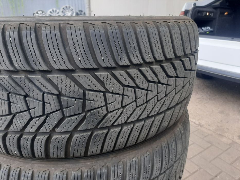 Vând cauciucuri hankook 235/40/19