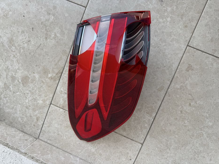 Stop tripla lampa stânga aripa