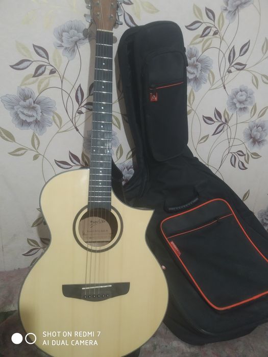 Gitara sotiladi Chehol kabeli bonus  qilib beraman