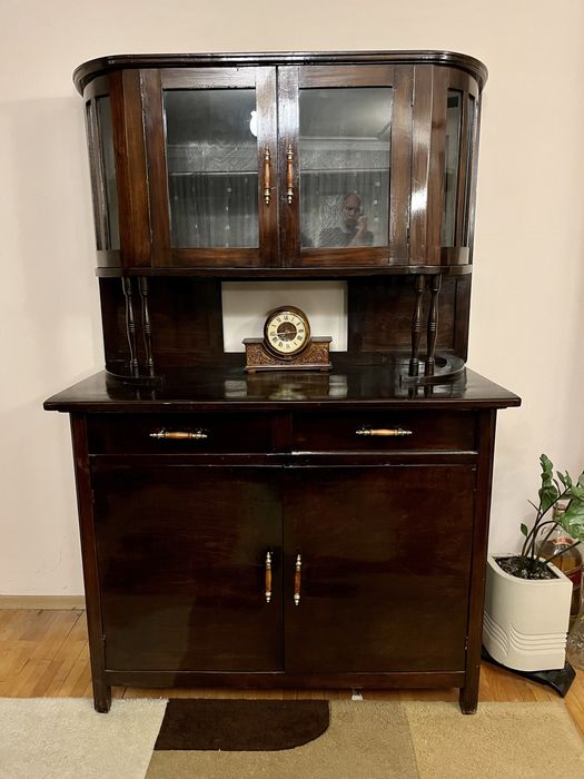 Старинен бюфет + часовник подарък