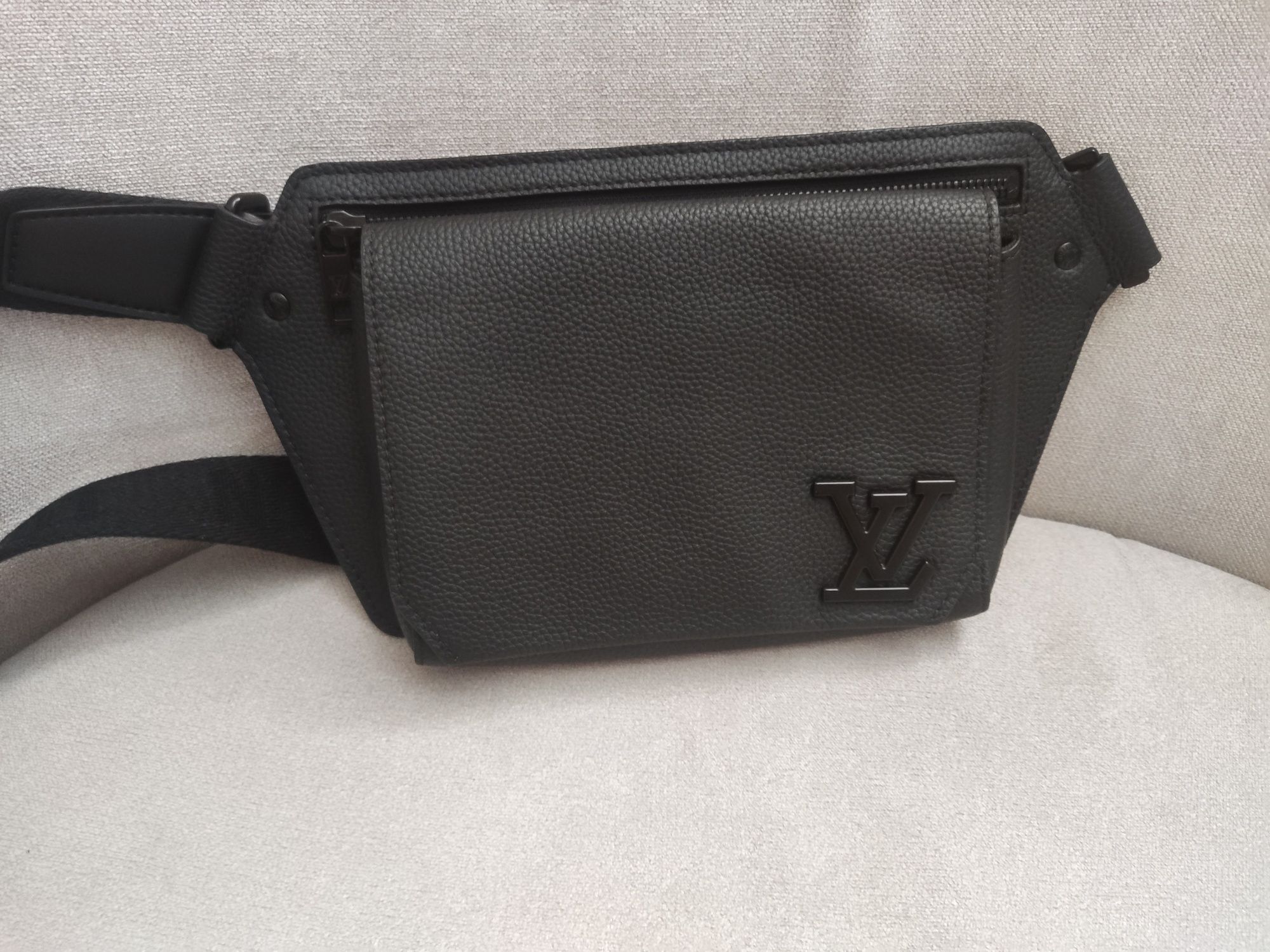 Продам Барсетку Louis Vuitton  оригинал