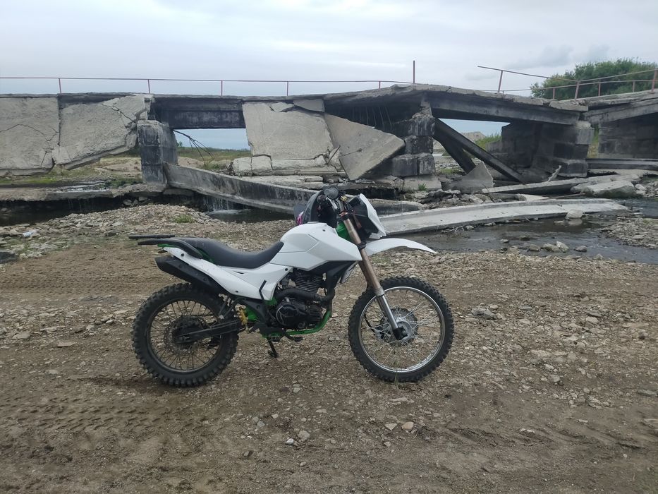 Продам мотоцикл эндуро 250куб