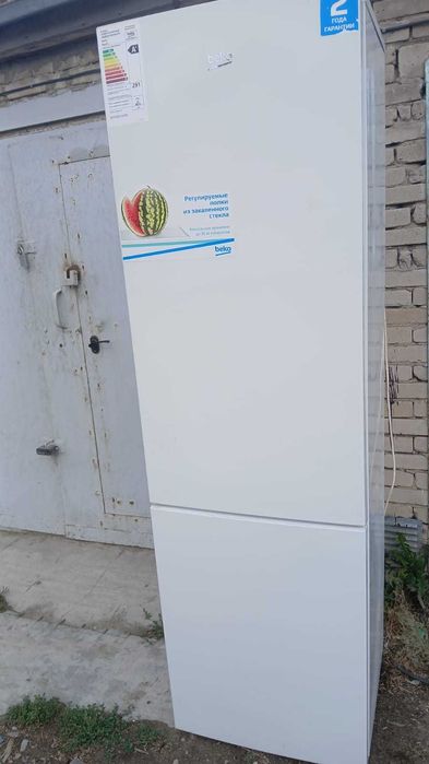 Продам холодильник Индезит, в отличном состоянии. Высота 2 метра