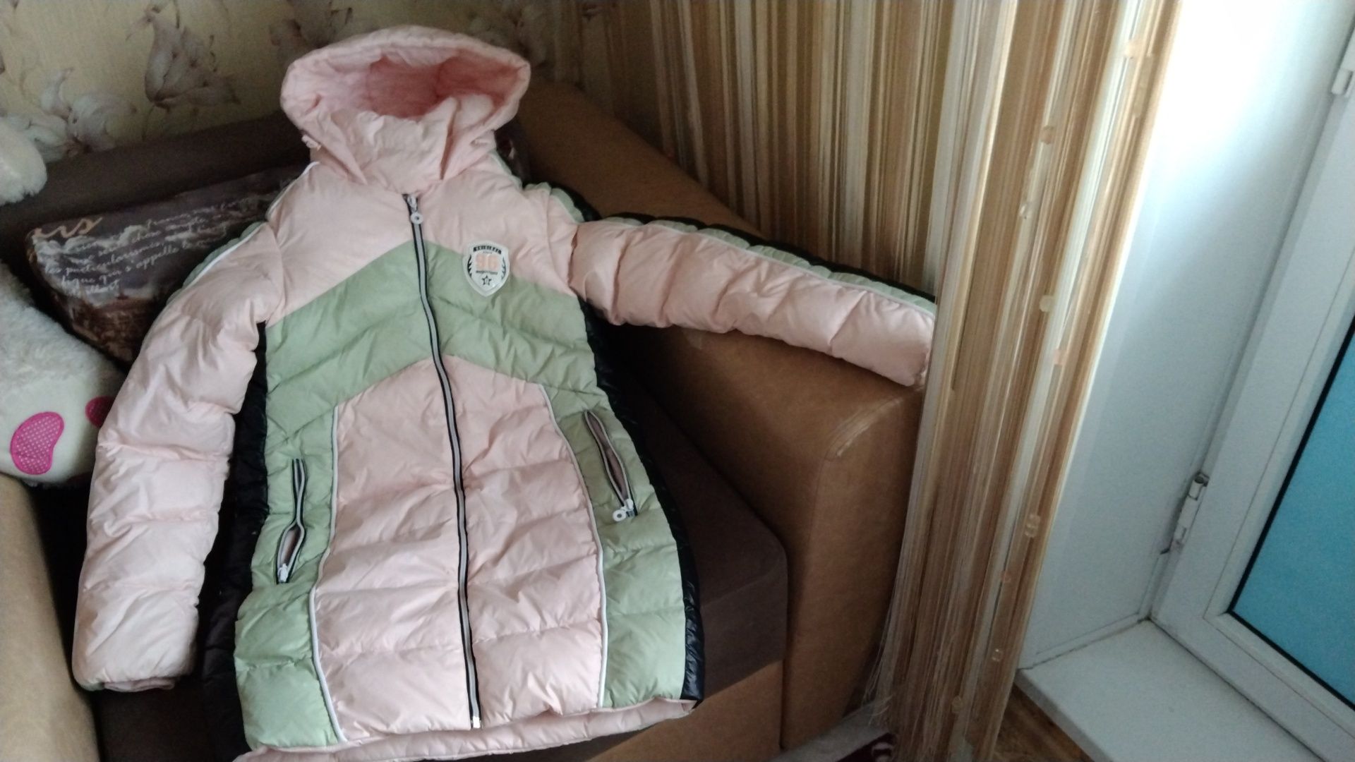 Продам зимнюю куртку на девочку. На 10-12лет