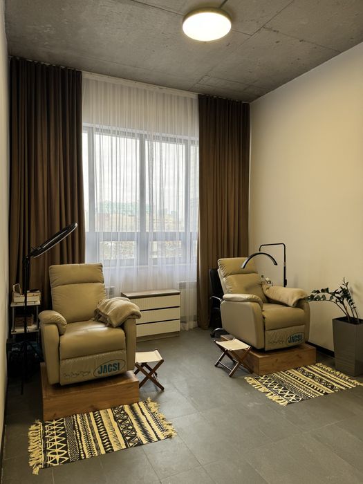 Кушетка и маникюрные столы в аренду