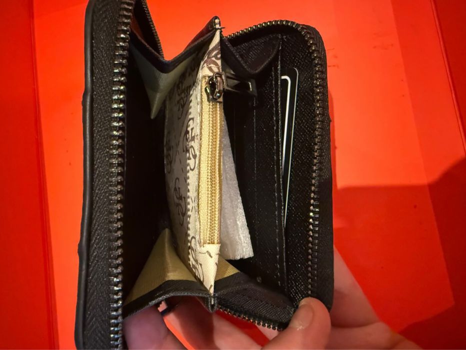 Дамски портмонета guess