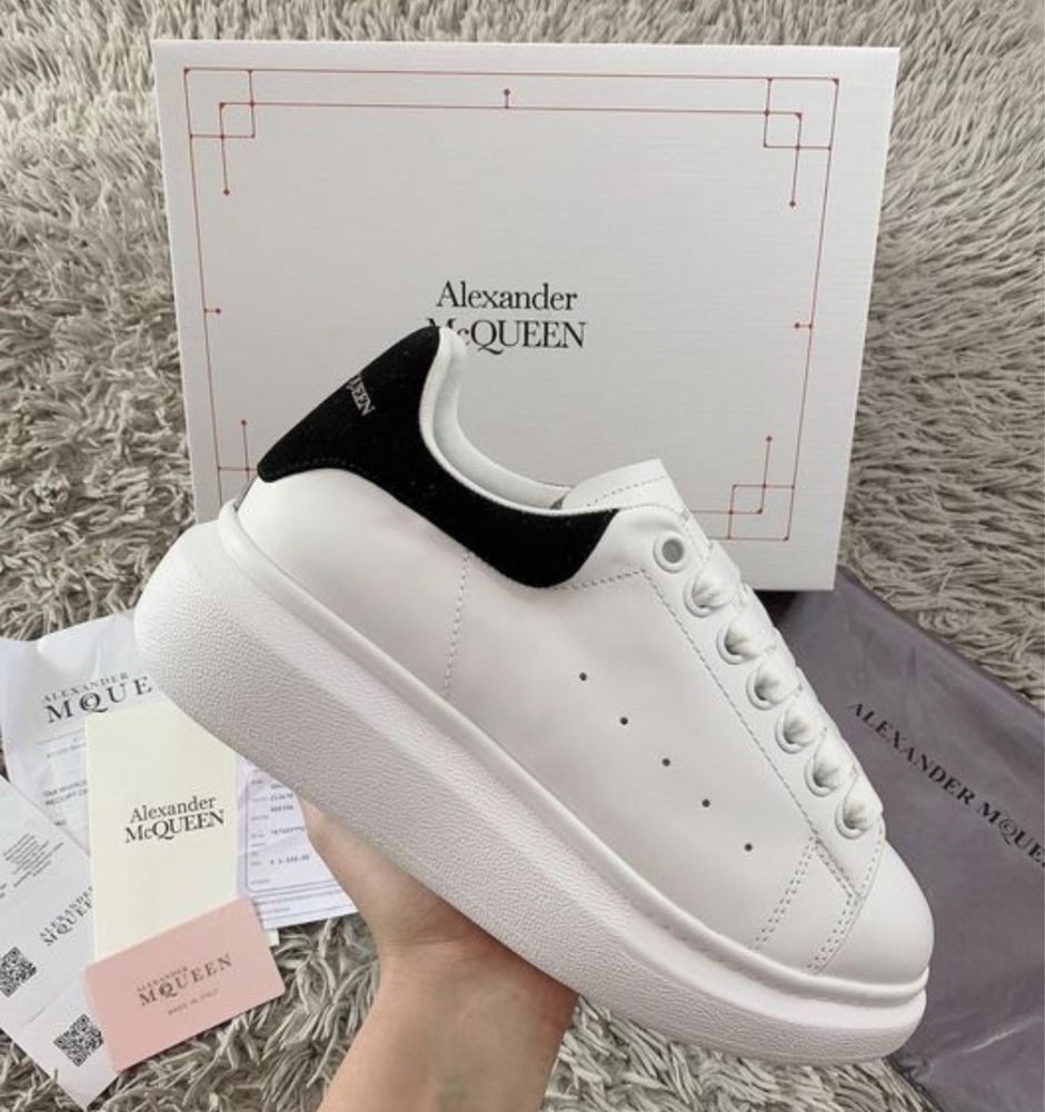 2 perechi Alexander McQueen adidasi