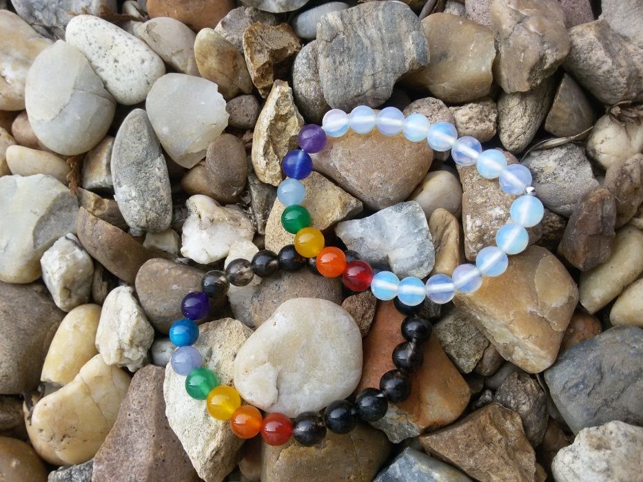 Гривни от естествени камъни