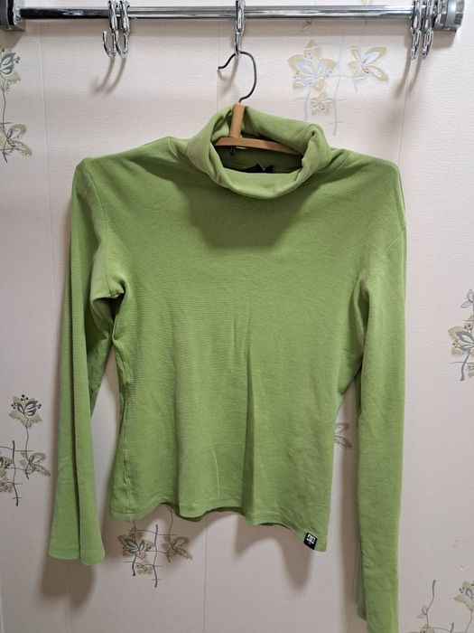 Женские тёплые вещи
Свитера по 75000 за каждую
Водолазка 55000
Юбка