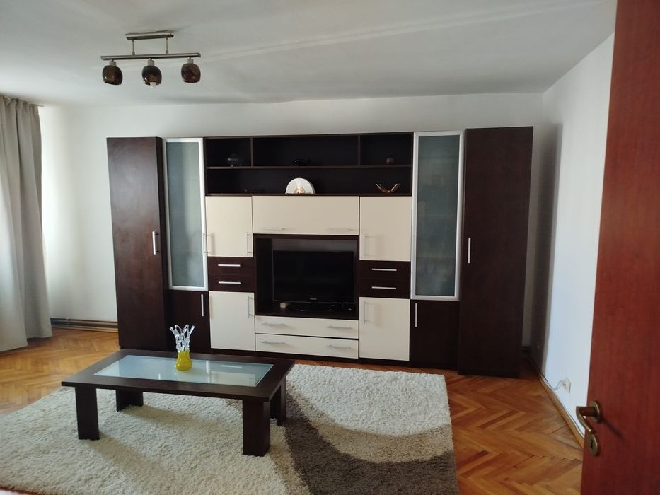 Apartament 3 camere de inchiriat.