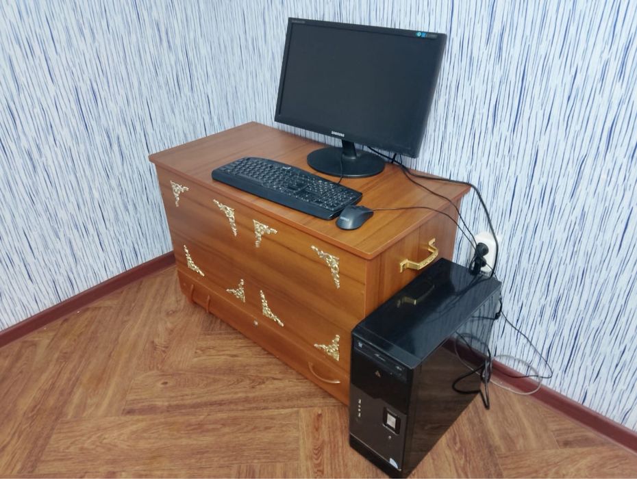 Компьютер Sumsung и процессор, клавиатура и мышка. В рабочем состоянии