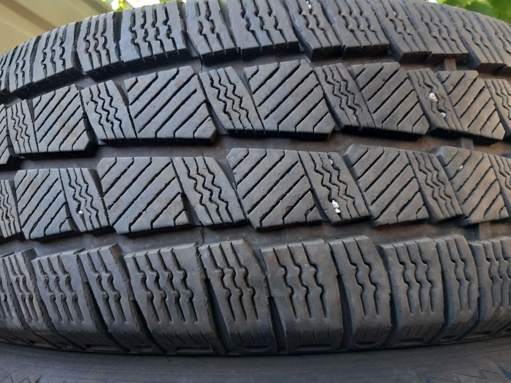 Una anvelopă 235/65r16c iarnă dot 2022, preț 250 lei