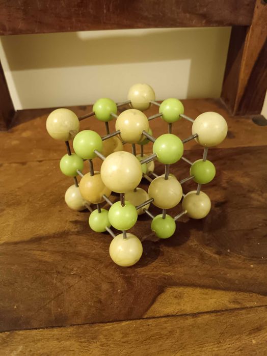 Винтидж простраствен модел на молекула/кристална решетка