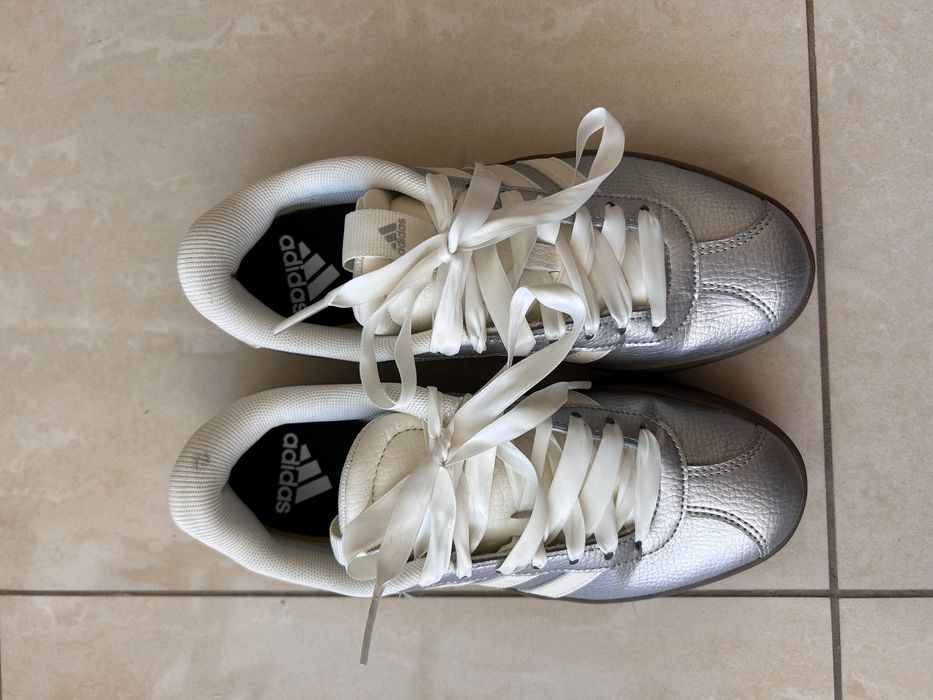 Сребристи обувки Adidas