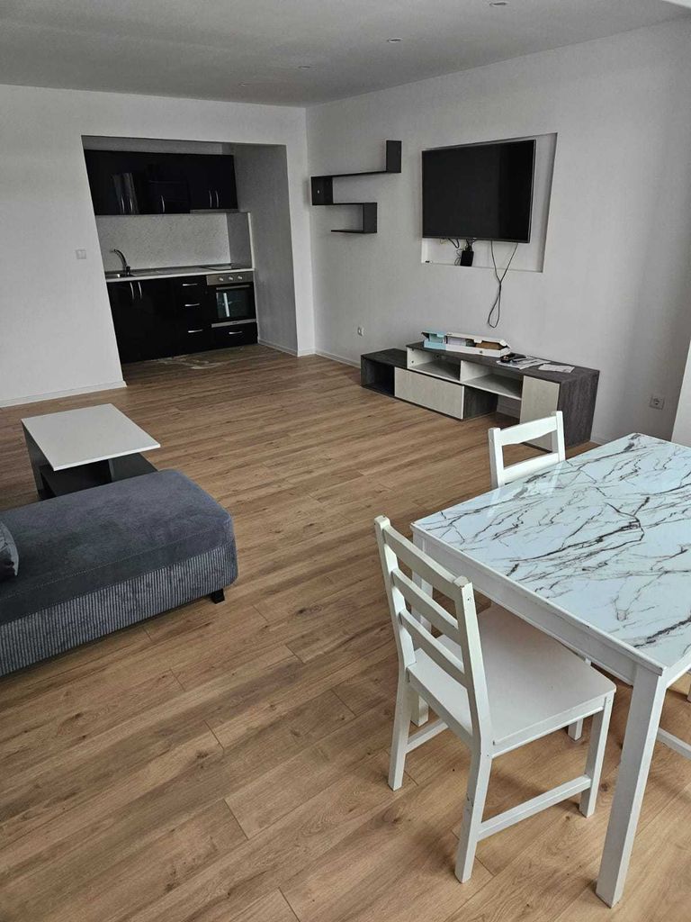 Дава се под наем Тристаен апартамент в Разград, Център - 73 кв.м за 663 € - Снимка #1