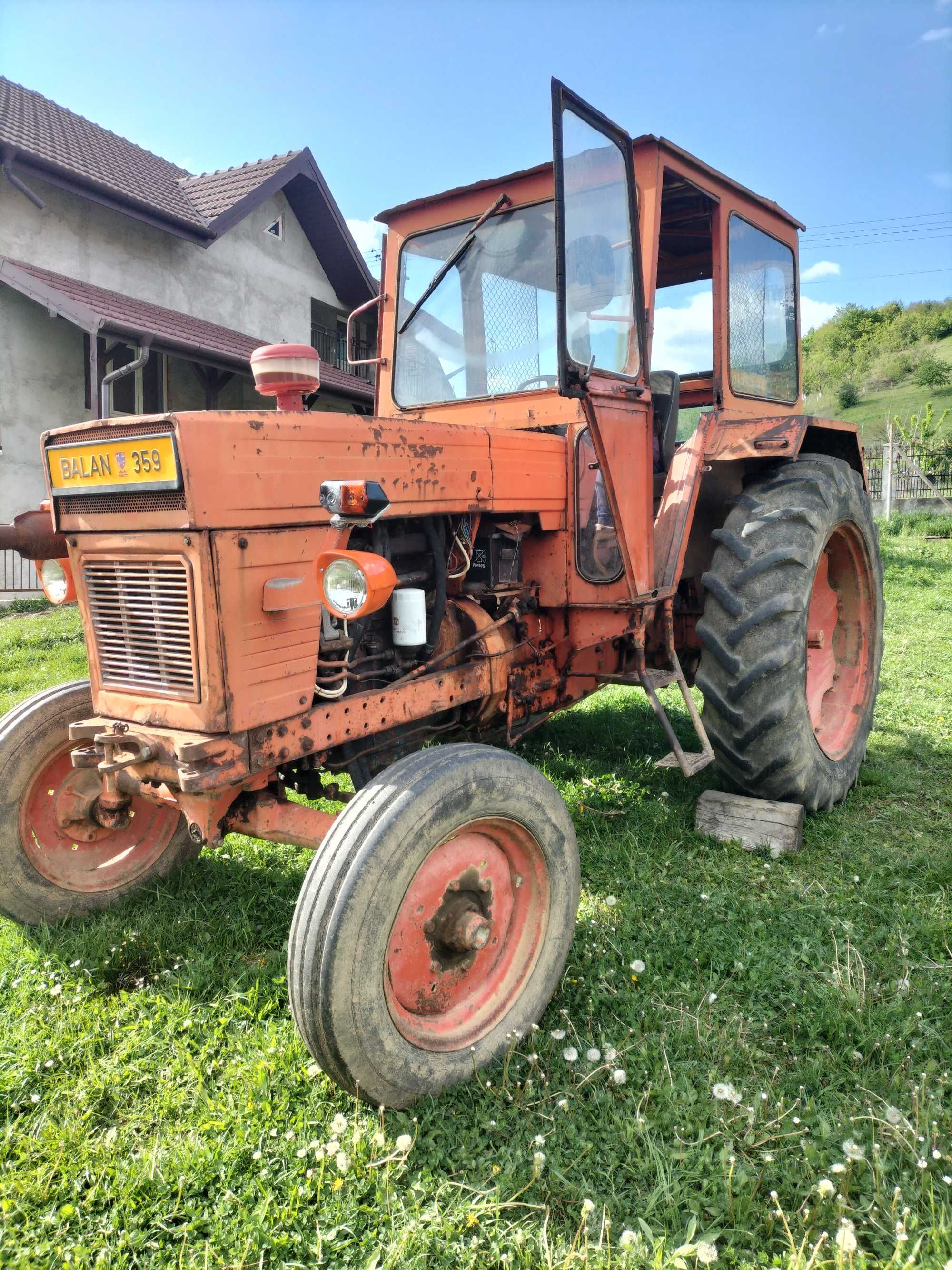 Tractor U650 cu unelte